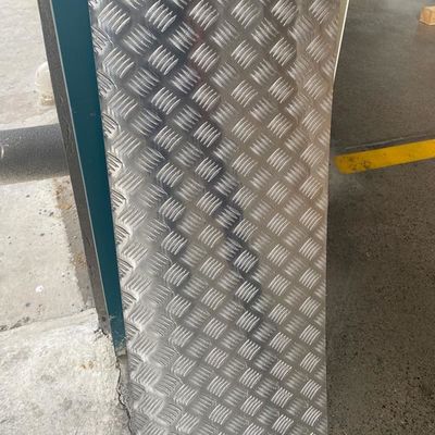 Cinco barras de alumínio Checker Plate folha de alumínio em relevo anti-deslizamento skid plataforma de construção de tábuas cinco padrões convexos côncavos