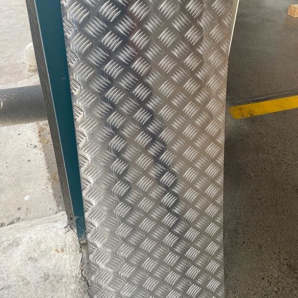 Cinco barras de alumínio Checker Plate folha de alumínio em relevo anti-deslizamento skid plataforma de construção de tábuas cinco padrões convexos côncavos